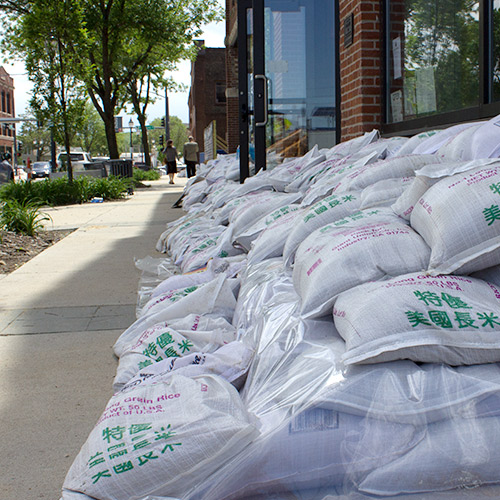 Flood Volunteers Sandbagging in Cedar Rapids