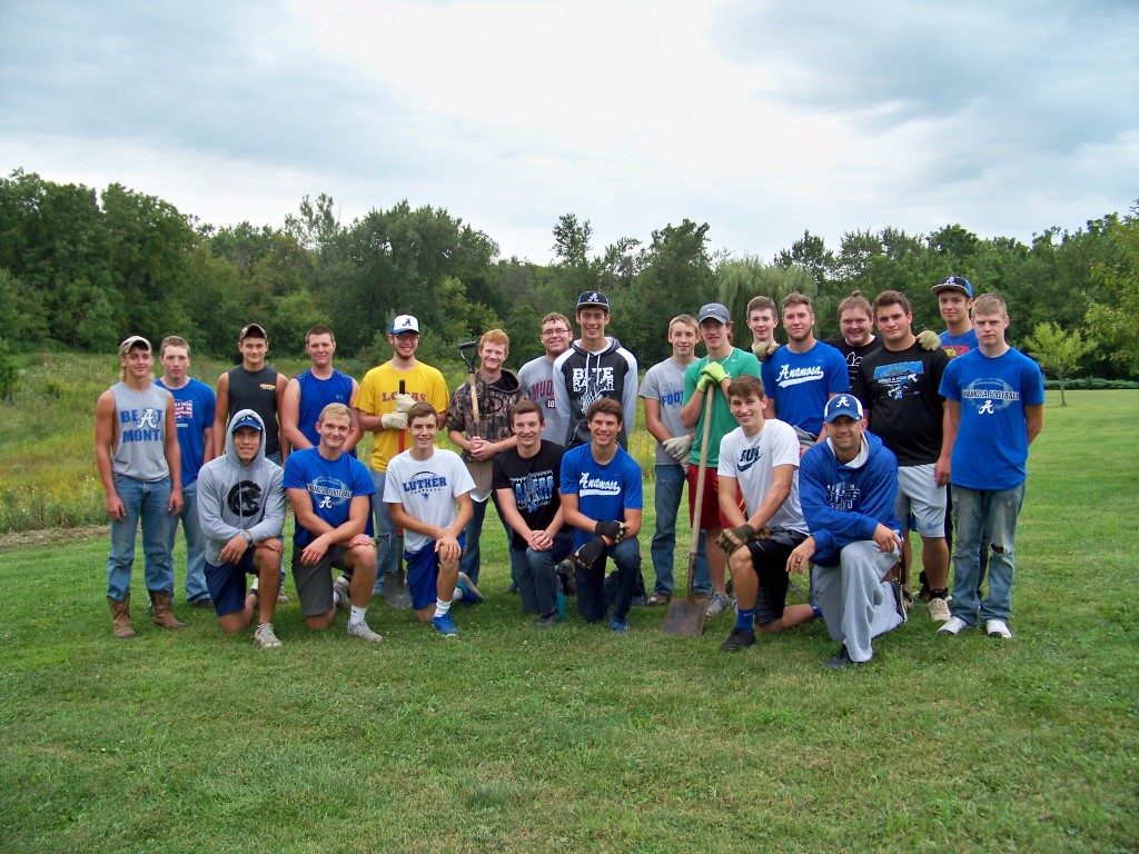 Anamosa Football Team volunteers with Jones County Volunteer Center